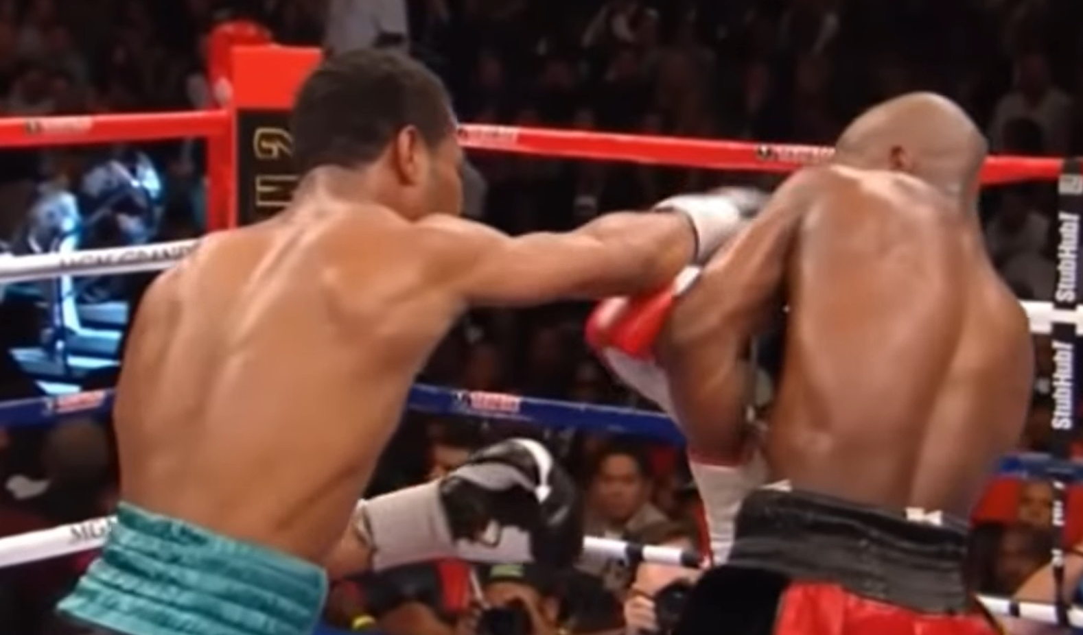 Floyd Mayweather executing a shoulder roll