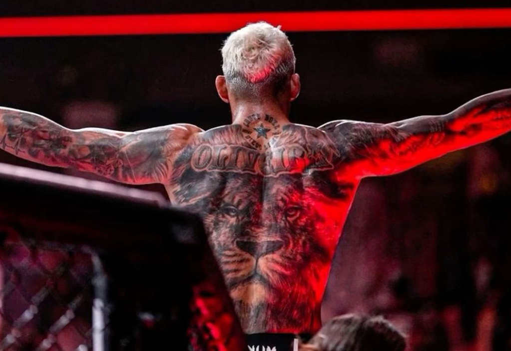 Charles Oliveira vs Max Holloway - clinch and pressure